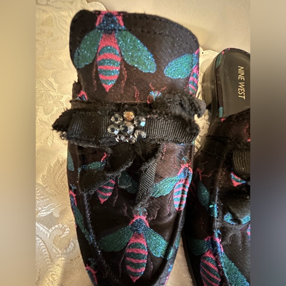 Nine West shoes with bee pattern and ruffled bows with bling. - Picture 5 of 5